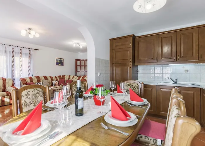 3 Bedroom Gorgeous In Apartman Póla