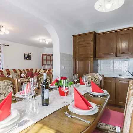 3 Bedroom Gorgeous In Apartment Pula