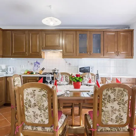 3 Bedroom Gorgeous In Pula