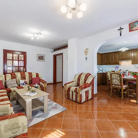 3 Bedroom Gorgeous In Pula Апартаменти Пула