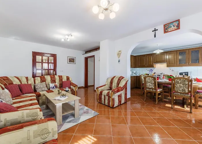 3 Bedroom Gorgeous In Апартаменты Пула